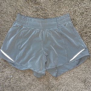 Lululemon hotty hot low rise lined shorts 2.5”